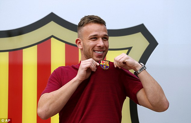 Arthur ingressou oficialmente em Barcelona